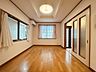 リビング/ダイニング：木目の美しいフローリングと落ち着いた色調の建具が調和する、温もりとゆとりを感じさせる穏やかな空間です