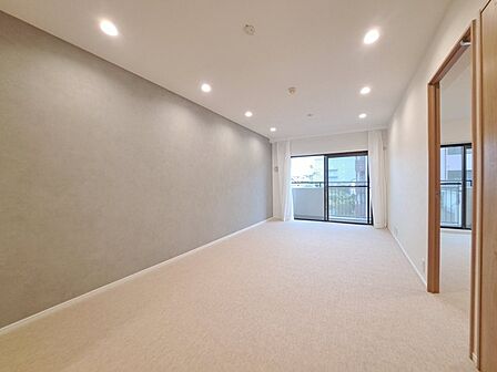 家族の集まるリビングは気持ちの良い自然光が差し込む団欒空間。室内のご見学予約も随時、受付中ですのでお気軽にお問合せください。 