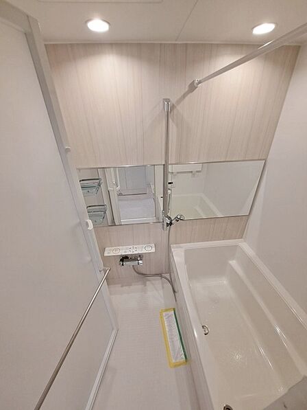 一日の疲れを癒してくれるゆったりとしたバスルームです。 