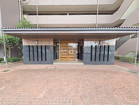 重厚感のある構えが訪れる人を穏やかに迎え入れる落ち着いた佇まいのエントランスです。