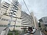 外観：周辺の街並みの中で適度な主張、生活に溶け込むシンプルなデザインの外観が魅力の建物です。 