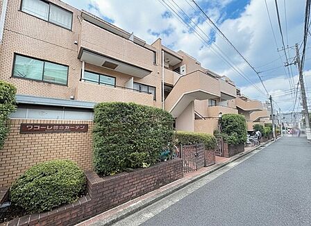 街並みに溶け込む温かみのある外観が落ち着いた雰囲気を醸し出します。