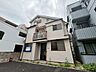 外観：周辺の街並みの中で適度な主張、生活に溶け込むシンプルなデザインの外観が魅力の一戸建です。 