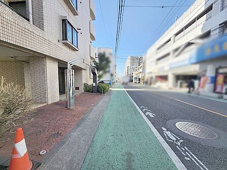 利便性と快適性を両立した立地。ショッピングやレストラン、公共交通機関へのアクセスが良好でありながら、周囲の緑豊かな自然環境も満喫できます。  