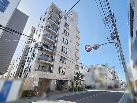 周辺の環境に溶け込む親しみやすさと確かな存在感を併せ持つ建物です。 
