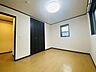 洋室：実際に室内をご見学頂くと生活のイメージが広がります。家具を置いたイメージや窓からの景色など、現地で体感ください。 