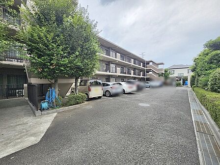 すっきりと整えられた敷地内は落ち着いた雰囲気が漂う住まいです。