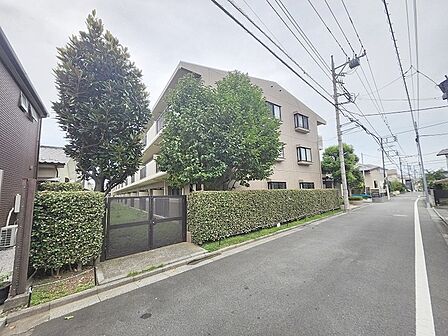 周辺の街並みの中で適度な主張、生活に溶け込むシンプルなデザインの外観が魅力の建物です。