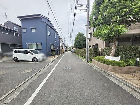 周辺は住宅が建ち並ぶ閑静な住宅街です。