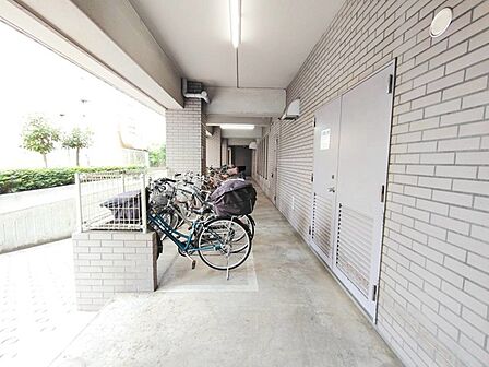 ゆとりある通路にすっきりと区画された使いやすい駐輪スペースです。 