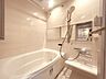 浴室：一日の疲れを癒してくれるゆったりとしたバスルームです。 