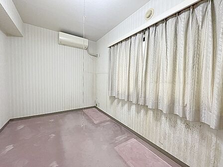 洋室はモダンなデザインと機能性を備え、快適な生活空間に。明るい窓から差し込む自然光が広々とした空間をさらに明るく開放的に感じさせます。