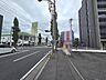 外観：見通しのよい歩道と整った街並みが広がり、日々の移動もスムーズにこなせる穏やかな周辺環境です 