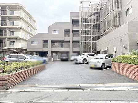 周囲の街並みに優しく溶け込む端正で品格のある表情を見せます。