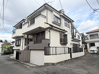 外観:角地に佇む、駅チカの邸。実際に現地をご見学頂くと生活のイメージが広がります。家具を置いたイメージや窓からの景色など、現地で体感ください。 外観:角地に佇む、駅チカの邸。実際に現地をご見学頂くと生活のイメージが広がります。家具を置いたイメージや窓からの景色など、現地で体感ください。