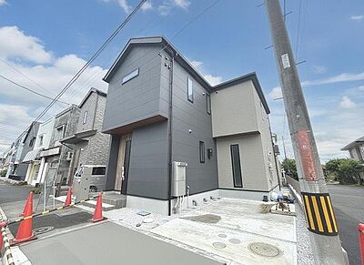 外観:周辺の街並みの中で適度な主張、生活に溶け込むシンプルなデザインの外観が魅力の一戸建です。 外観:周辺の街並みの中で適度な主張、生活に溶け込むシンプルなデザインの外観が魅力の一戸建です。