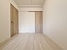 洋室：スタイリッシュなデザインと快適な居住性を兼ね備えた洋室。広々とした空間は、自分らしいインテリアを楽しむことができるほか、リラックスした時間を過ごすことができそうです。 