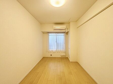 洋室はモダンなデザインと機能性を備え、快適な生活空間に。明るい窓から差し込む自然光が広々とした空間をさらに明るく開放的に感じさせます。  
