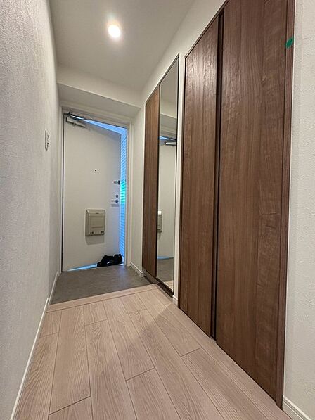 木目の温もりと洗練された質感が調和し、住まう人を穏やかに迎えてくれる上品な空間が広がります