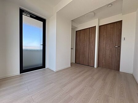 白を基調としたすっきりとした空間に、木目の建具が温もりを添える落ち着きのあるインテリアです