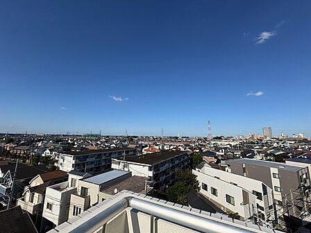どこまでも広がる青空の下に街並みが穏やかに広がり心まで開放されるような爽やかな眺望です