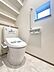 トイレ：階段下を有効活用したトイレスペース。 便座はもちろんウォシュレット。  