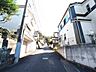 外観：周辺は住宅が建ち並ぶ閑静な住宅街です。