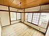 外観：古い建物が建っていますので室内から眺望や日当たりの確認などもできます。