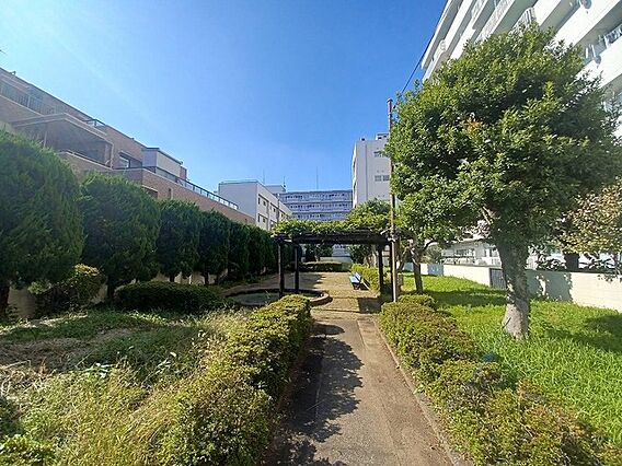 敷地内には緑が...
