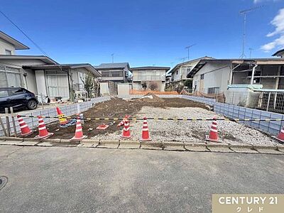 外観：敷地42坪超のキレイな整形地！並列3台駐車可能！急な来客時やお子様が免許を取得した際も安心です！