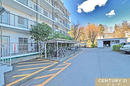駐輪場があります。周辺散策やお買い物に便利な自転車を置けるので助かりますね!屋根の付いた駐輪スペースは雨などによる錆から自転車を守ります。