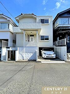 外観:お住まいの外観は2018年1月に外装塗装済みのため、きれいな状態が保たれています。アーチ型のポーチが設けられており、デザイン性と実用性を兼ね備えています。 外観:お住まいの外観は2018年1月に外装塗装済みのため、きれいな状態が保たれています。アーチ型のポーチが設けられており、デザイン性と実用性を兼ね備えています。