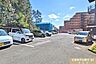 駐車場：車種を選ばない平面タイプの駐車場が敷地内にあるため、使いやすく防犯面も安心です。（月額8000円、空き状況もご確認いたします。）