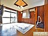 洋室：【1階洋室10帖】木目調の壁面で落ち着いた雰囲気のお部屋はゆとりの10帖。家具が馴染みやすく、ヴィンテージな雰囲気を活かしたお部屋造りが楽しめます。
