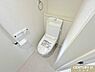 トイレ：明るく爽やかな印象のトイレです。温水洗浄便座付きで毎日快適。お手入れもしやすく、清潔な状態を保ちやすいのも魅力です。