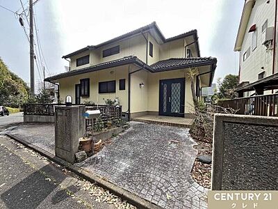外観：区画整理された美しい街並みに佇む、安心の積水ハウス施工の邸宅です。ゆとりある5SLDKの間取りは、ご家族の多い方や二世帯での暮らしにもおすすめ。