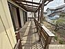その他：木の温もりを感じる、屋根付きの広々としたウッドデッキ。休日はお庭を眺めながらお茶を楽しんだり、ご家族でBBQをしたりと、アウトドアリビングを満喫できます。
