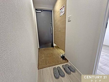 人感センサー付き照明が備わった玄関は、荷物で両手がふさがっていても自動で点灯。家族全員分の靴をしっかり収納可能な大容量シューズボックス付き。