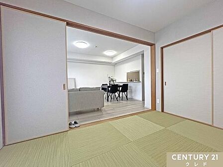 引き戸を開け放つことで一体感のある広々とした空間へと変わります。家族が集まるときは開放してゆとりある団らんスペースにもなります。