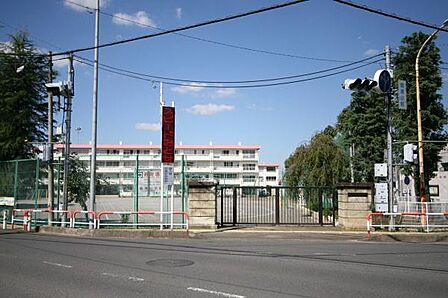 富士見市立鶴瀬小学校まで700m
