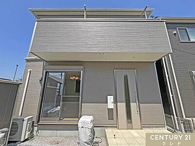 外観：南西側は高い建物が少なく、日当たり良好です！道路から一歩入った立地は通りからの視線が届きにくいのでプライベート感の高い暮らしを叶えます。