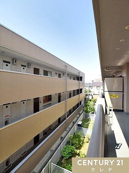 バルコニーからの眺望です。晴れた日には青空と心地よい風に包まれながら、ゆったりとした時間を過ごせます。
