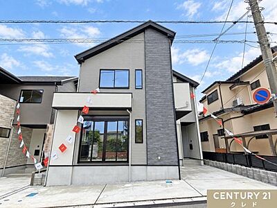 外観:3LDKから4LDKへ変更できるフレキシブルな間取り。家族構成やライフスタイルの変化に合わせて、長く暮らせるフレキシブルな設計です。駐車場はL字に2台駐車可能。 外観:3LDKから4LDKへ変更できるフレキシブルな間取り。家族構成やライフスタイルの変化に合わせて、長く暮らせるフレキシブルな設計です。駐車場はL字に2台駐車可能。