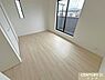 寝室：【洋室7.2帖】明るい陽光が差し込む大きな窓が採光・通風を確保。一日の疲れをリセットできる快適空間に。大容量クローゼット付きで、お二人分の衣類もすっきり収納できます。