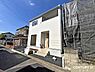 その他：防犯カメラと玄関カードキーを採用し、セキュリティ性に配慮した安心の住まい。カードキーは、鍵を探す手間なくサッとかざして施解錠でき、荷物が多い日や雨の日もスムーズです。
