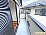 バルコニー：一日中、たっぷりの陽光を取り込む南向きバルコニー！洗濯物もよく乾きます。ポカポカに乾いたお布団で気持ち良く眠れそうです。