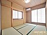 和室：【2階和室6帖】2階の和室6帖は、畳の温もりを感じられる落ち着いた空間。収納付きで寝室としても活用でき、客間やくつろぎスペースなど多用途に使えます。