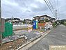その他：開放感のある両面道路に面した敷地。採光や通風を確保しやすく、心地よく暮らすことができますね。
