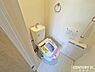 トイレ：明るく爽やかな印象のトイレです。温水洗浄便座付きで毎日快適。お手入れもしやすく、清潔な状態を保ちやすいのも魅力です。