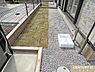 その他：植物を育てたり、季節の花を植えたり、暮らしに彩りを添えるお庭付き。ご家族の憩いの場としてはもちろん、ガーデニングも楽しめます。洗車やお手入れに便利な外水栓も備えています。